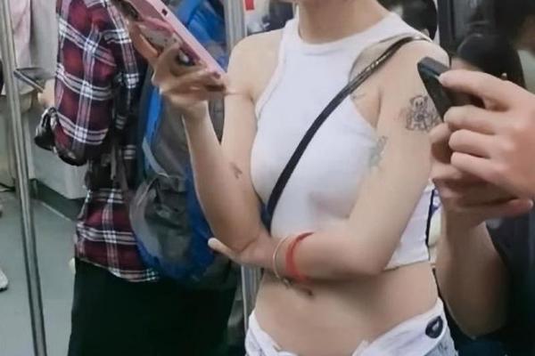 不扣纽扣的女孩下载