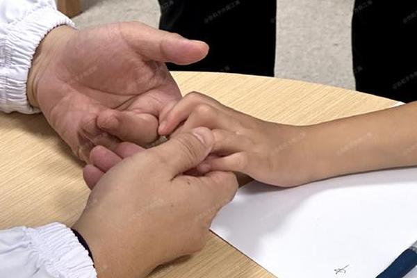 提防小手