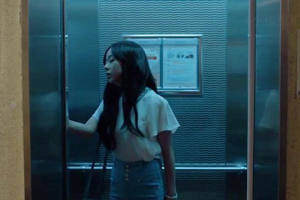 鬼影敲门