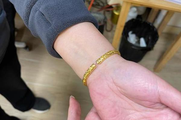 黄金背后的女人
