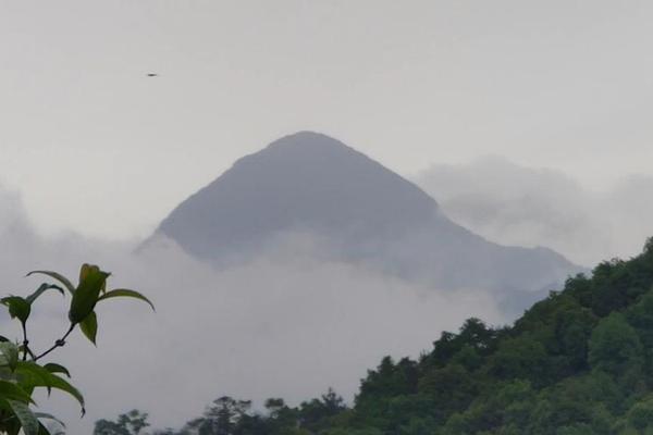 远山淡影
