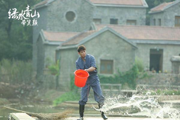 青山绿水带笑颜